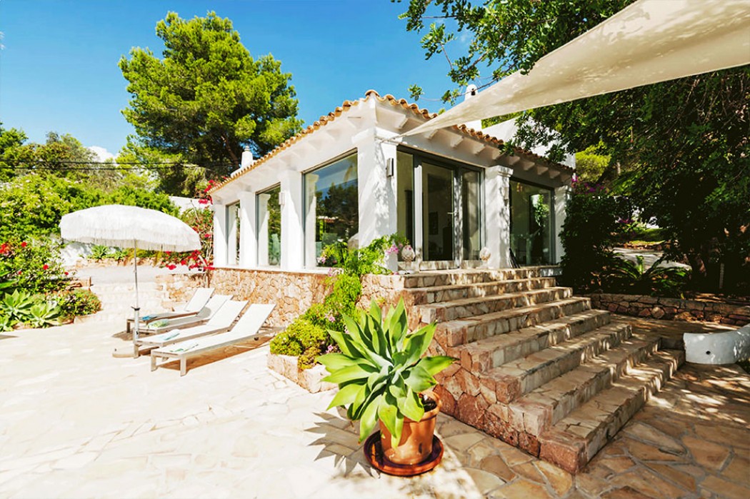 spirit and senses ibiza villa vista blick auf sonnenterrasse